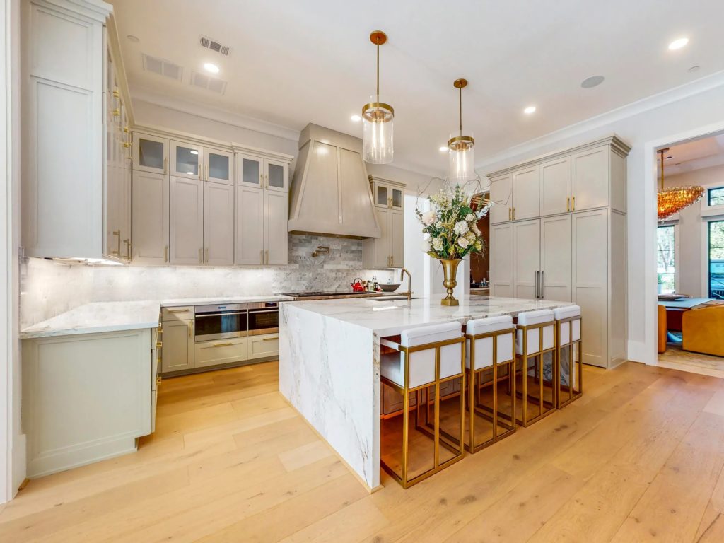 The state of the art kitchen at 346 Hunters Trail in Houston. (Photo by Jason Koonce with Hommati)