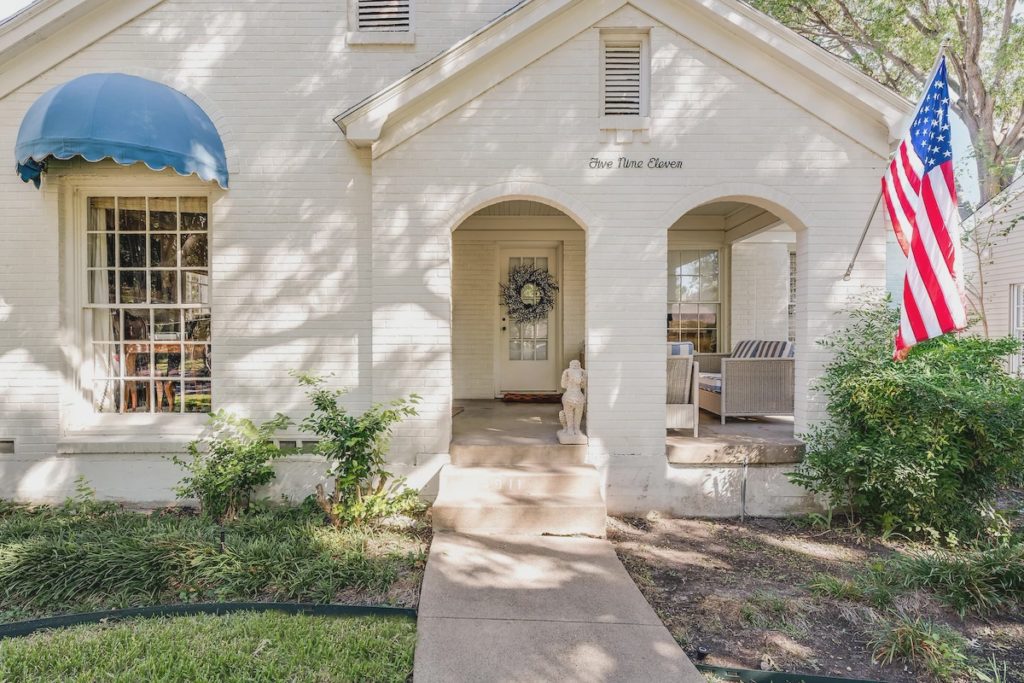 A pretty porch to welcome guests. 