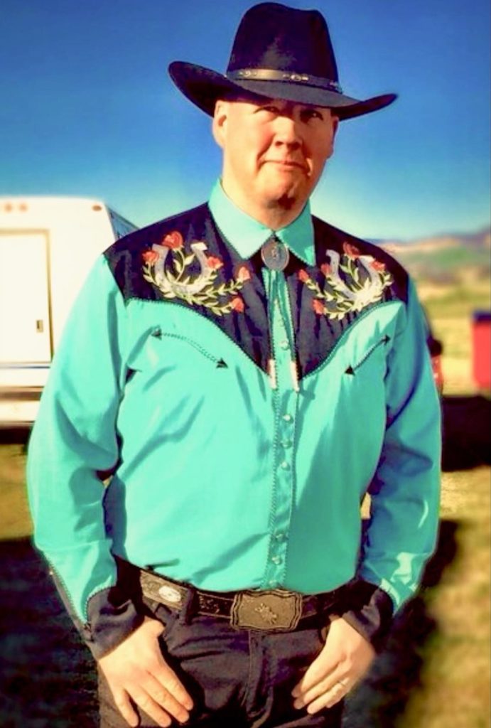 Graham Elliot posted this throwback photo taken eight years ago, before the days of his now iconic white rim glasses.