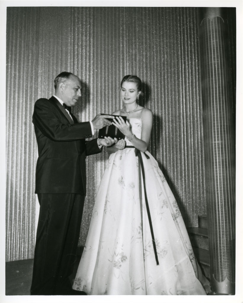 Grace Kelly receiving the Neiman Marcus Fashion Award from Stanley Marcus, 1955 – Courtesy of SMU