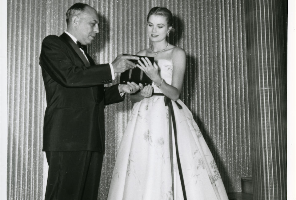 Grace Kelly receiving the Neiman Marcus Fashion Award from Stanley Marcus, 1955 – Courtesy of SMU