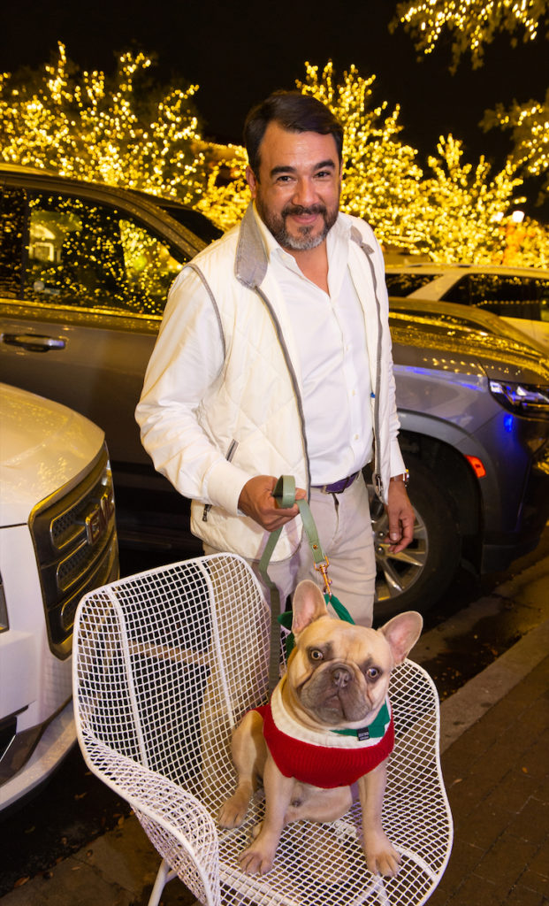 Two dashing Highland Park Village shoppers.  (Photo by George Fiala)