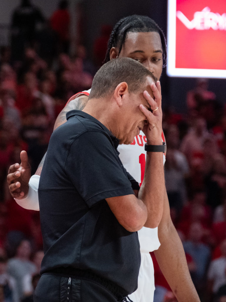 University of Houston coach Kelvin Sampson sometimes doesn't want to look. J'Wan Roberts tries to make him feel better about things. (Photo by F. Carter Smith)