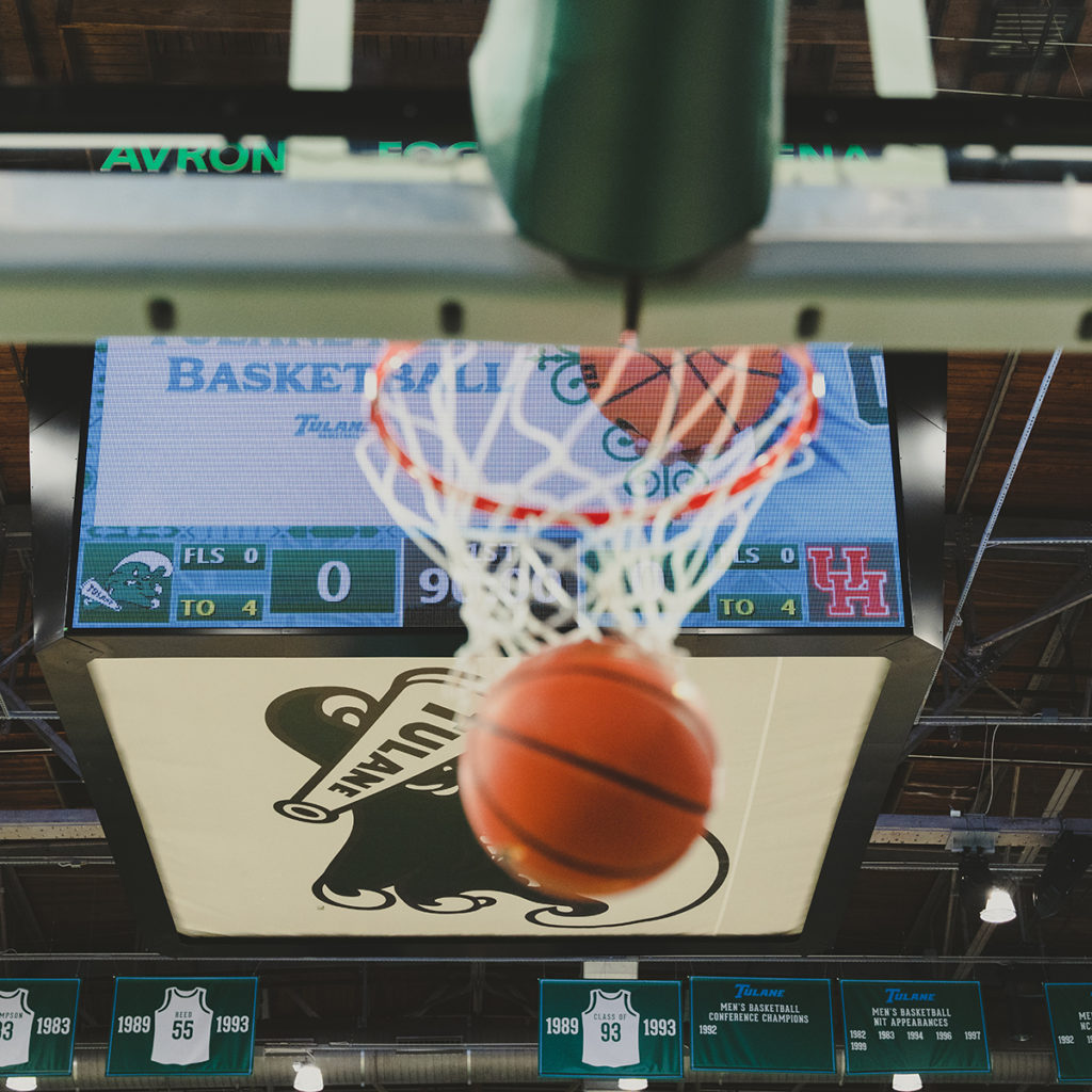 Tulane's old arena certainly came to life for No. 1 Houston's visit. But the sold-out crowd did not stay happy for long. (@UHCougarMBK)