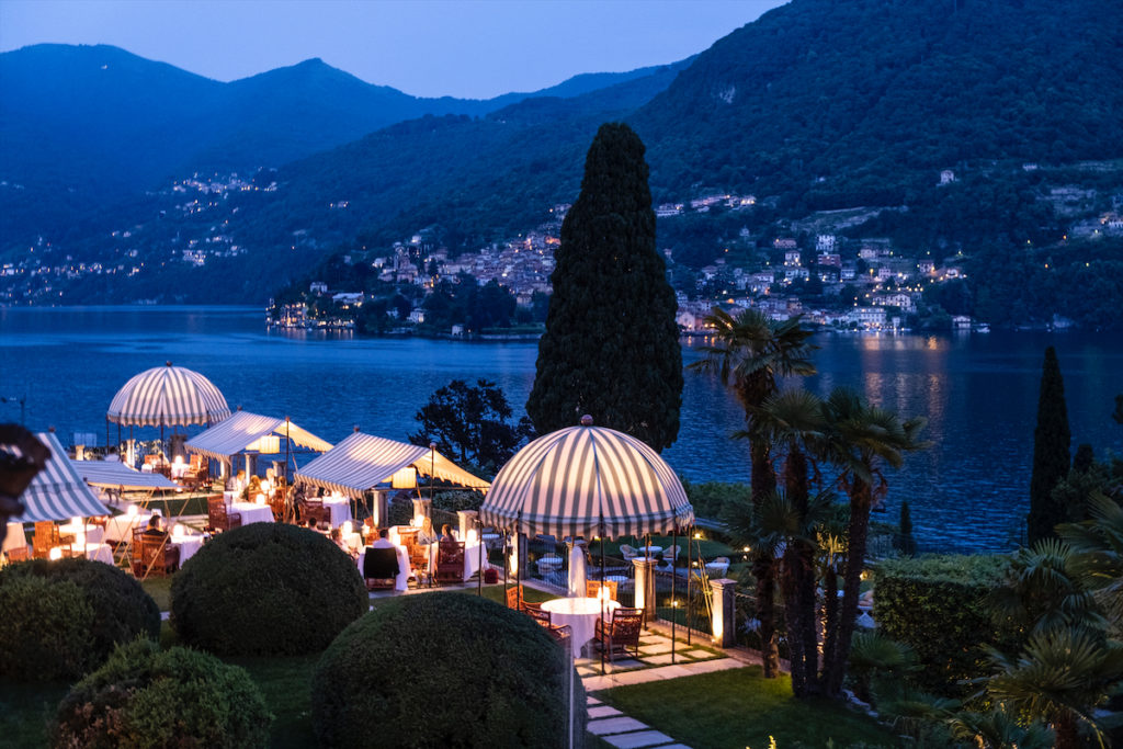 View over the restaurant terrace and Lake Como by night (Photo by Enrico Costantini) 