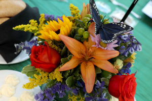 Flower arrangement at KidneyTexas, Inc. Luncheon (Photo by Danny Campbell, Thomas Garza, Rob Wythe/Wythe Portrait Studio)
