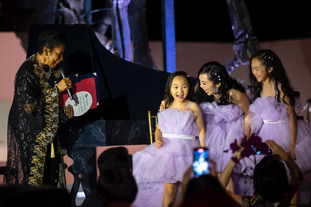 Congresswoman Sheila Jackson Lee salutes Ars Lyrica gala honorees Connie Kwan-Wong and her daughters Zoe Wong and Elly Wong.  (Photo by Annie Mulligan)