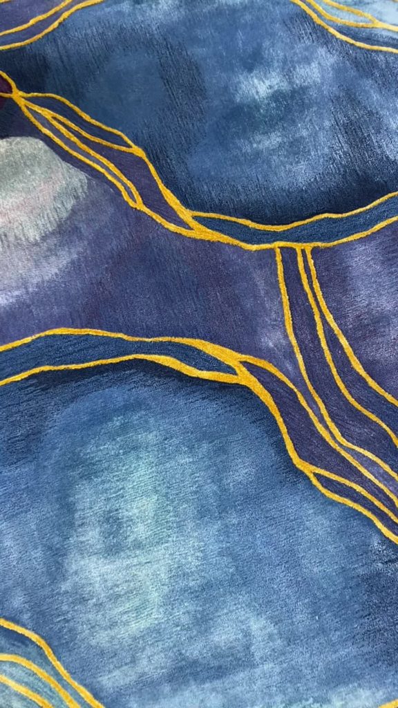 Blue and gold always strikes the perfect balance of elegance and sophistication.