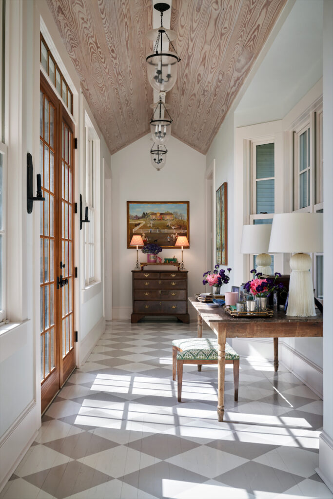 In a hallway leading to the bedroom wing, architect Ryan D. Gordon copied
the train depot’s original footprint.
Designer Chris Alexander retrieved the
old French farm table and stool from
the barn, where Dolores Phelps had
stored them for years. The mid-century
tassel lamps are Katherine Phelps’
flea-market finds. (Photo by PÄR BENGTSSON)