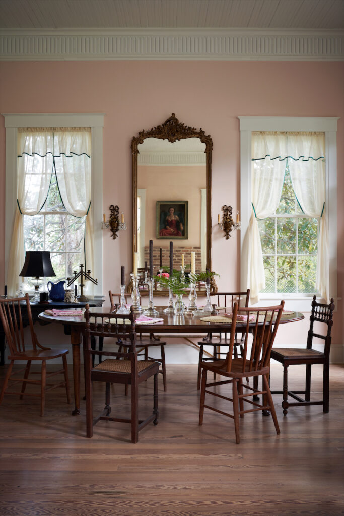 The antique mirror and chairs in
the dining room were retrieved
from the barn. (Photo by PÄR BENGTSSON)
