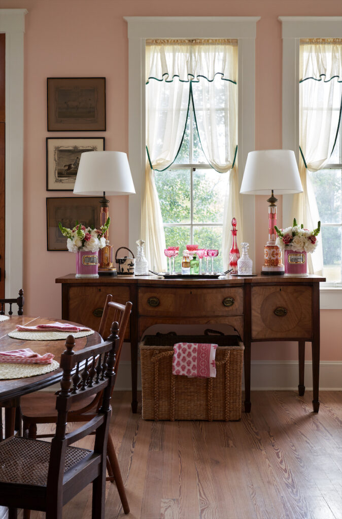 The dining room includes Phelps family heirlooms, antiques and
vintage objects from shopping trips to Round Top and flea markets in the Southeast and
Pennsylvania. (Photo by PÄR BENGTSSON)