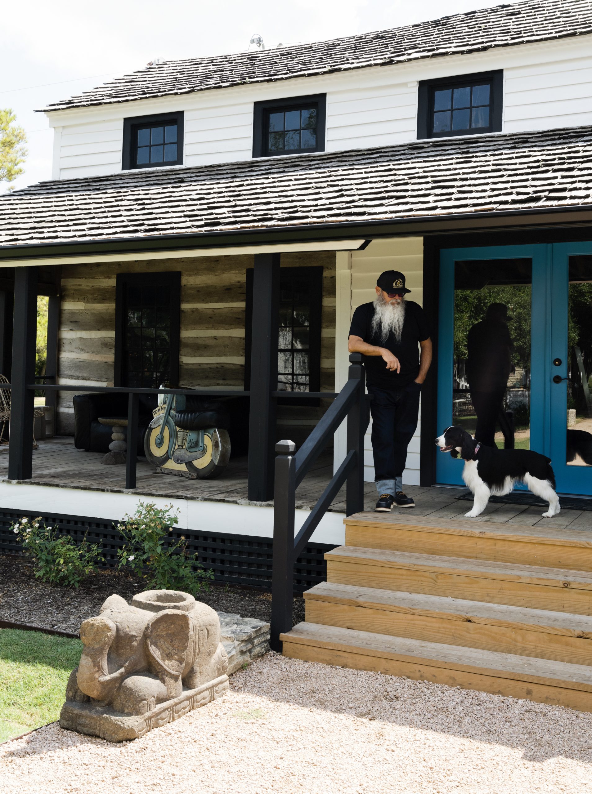 Lee Ellis and Elvira on the porch of Ellis Motel. (Photo by Jack Thompson)