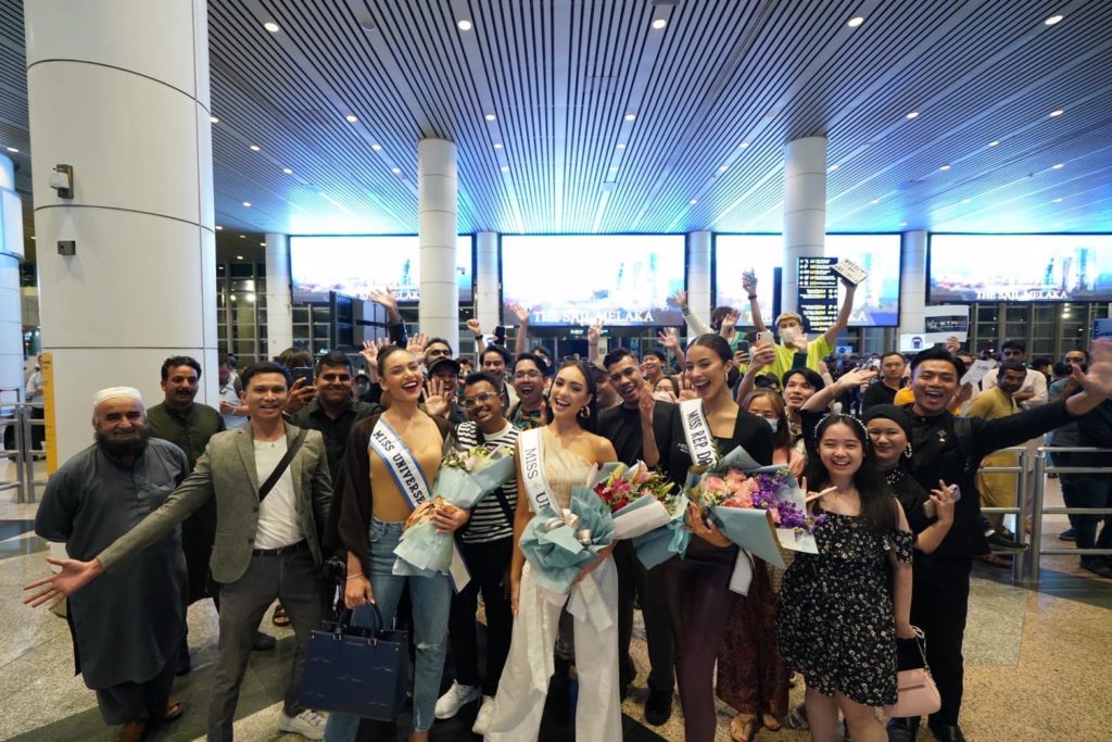 Miss Universe arrives in Malaysia along with the two runners up on her first overseas tour.