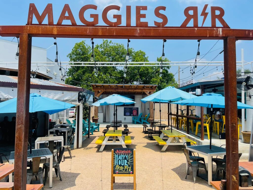 Maggie’s R & R capitalizes on its Fort Worth patio setting along Magnolia Avenue.