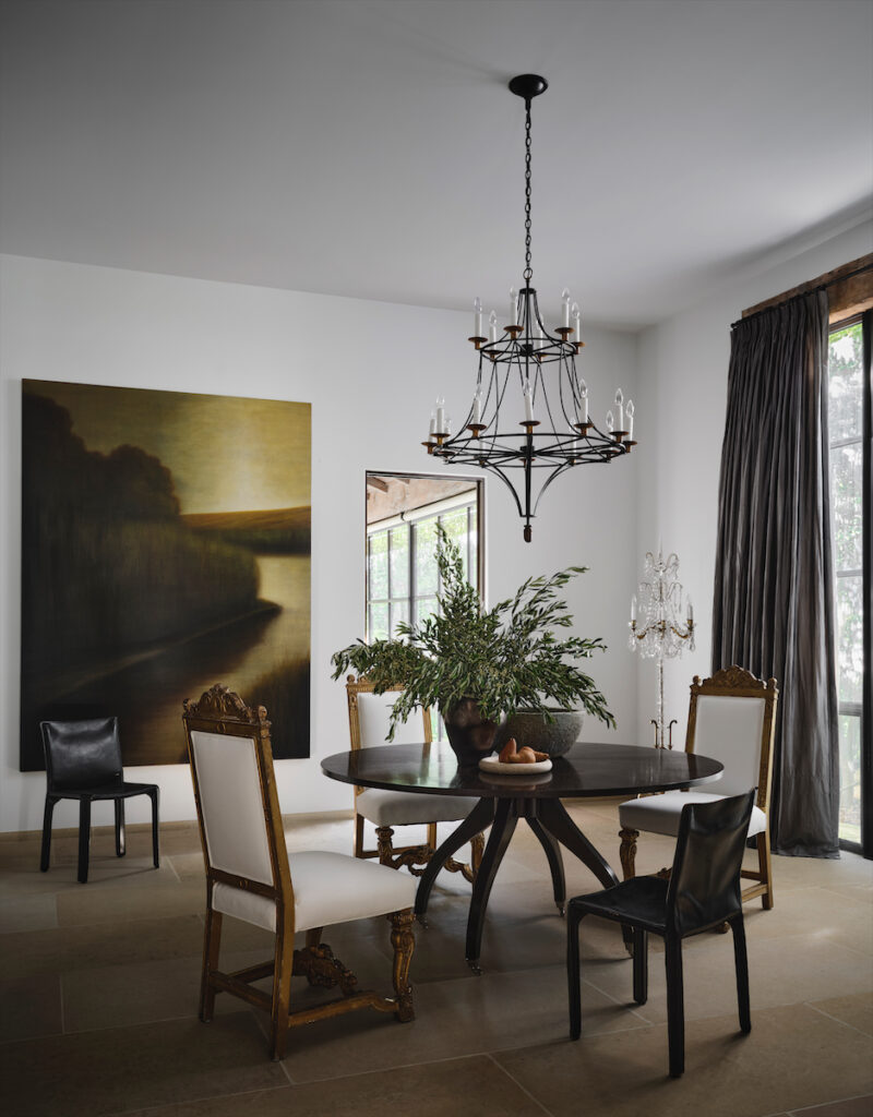 Dorsey mixed the dining room’s vintage Cab chairs from Sputnik Modern with
the client’s antique chairs, table, and chandelier. An antique crystal chandelier was turned into a floor lamp.
 (Photo by Douglas Friedman)
