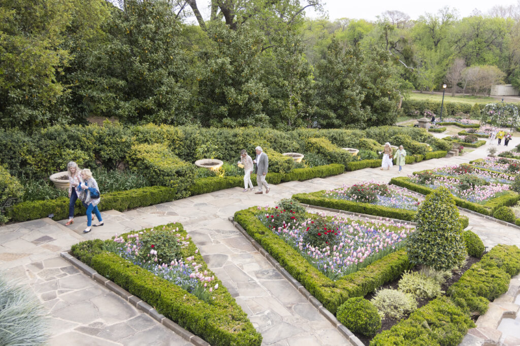 Guests enjoy a scenic stroll and a "walktail" at the Fort Worth Garden Club Evening in the Garden. (Photo by Ellman Photography)