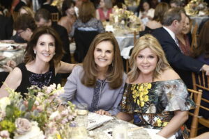 Alz Assoc Evening of Hope, Co-Chair Phoebe Tudor, Maria Shriver, Co-Chair Kelli Weinzierl (Photo by Quy Tran)