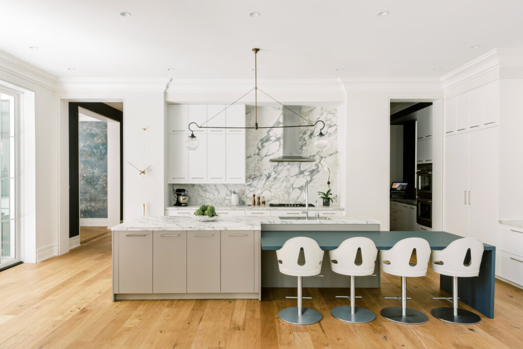 Using two collections from Cesar Kitchens, this Glendower Court residence pairs the Maxima 2.2 Shaker in Silk Lacquer and Maxima 2.2 in Sabbia cabinets with a Fenix Laminate table in Grey. The porcelain is Arabescato. (Photo by Divya Pande)
