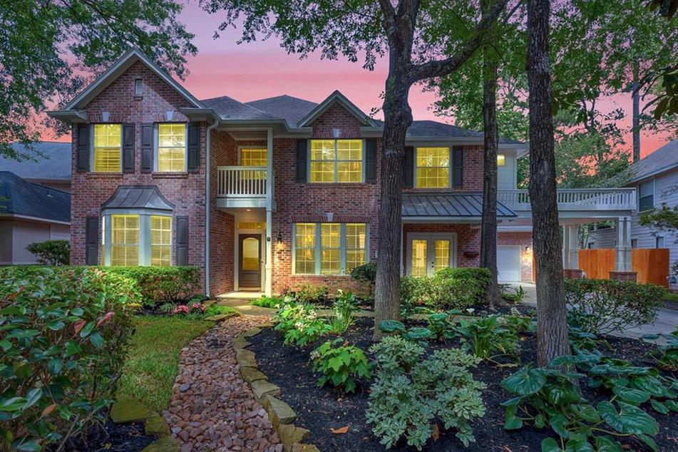 The redesigned landscaping at 46 S Plum Crest Circle might make this a Woodlands dream home.
