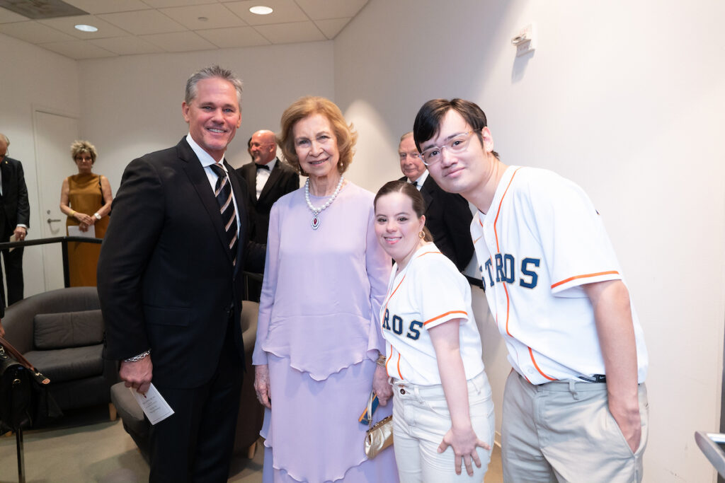 Craig Biggio, Queen Sofia of Spain and Rocambolesc employees Marianna and Brand at the Queen Sofia Spanish Institute awards evening at the Museum of Fine Arts, Houston. (Photo by Daniel Ortiz)