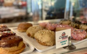 The case inside Dreamboat Donuts & Scoops is filled with yeasty and cake style donuts. (Photo by Noah Stephenson)