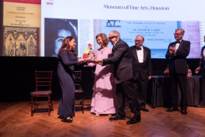 Gloria & Emilio Estefan receive the Sofia Award of Excellence, presented by Queen Sofia of Spain, at the Museum of Fine Arts, Houston. (Photo by Daniel Ortiz)