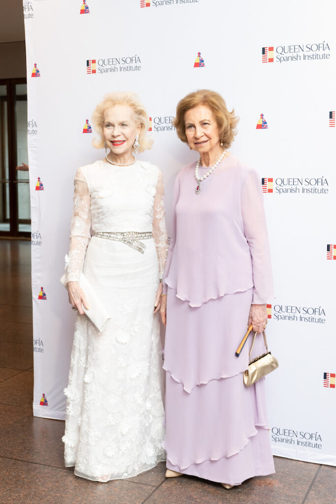 Lynn Wyatt and Queen Sofia of Spain at the Queen Sofia Spanish Institute awards presentation evening at the Museum of Fine Arts, Houston. (Photo by Daniel Ortiz)