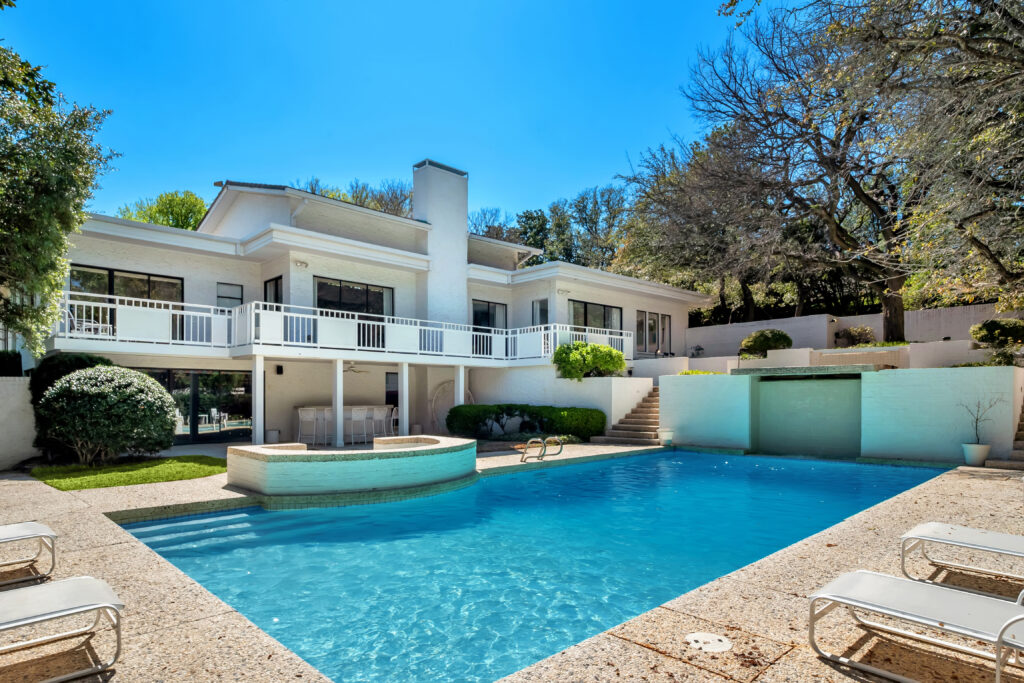 The pool and spa area are made for entertaining and sunning.