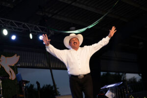 Auctioneer Louis Murad (Photo by Tamytha Cameron and Nate Rehlander)