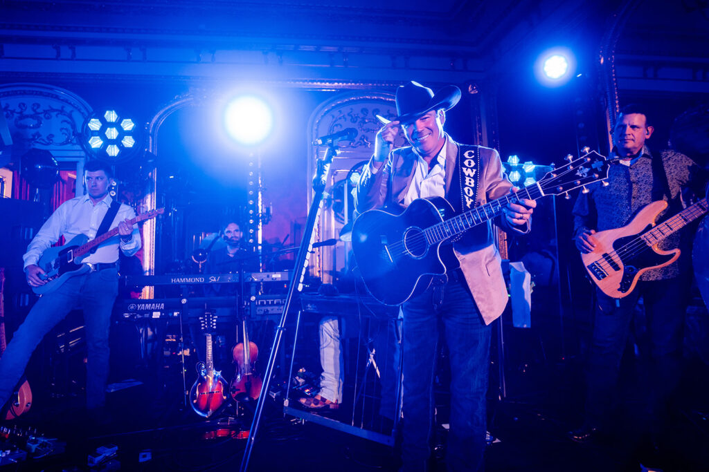 Texas native Clay Walker and his band provide the boot-scootin' tunes for Skylar Pinchal and Oliver Coysh.