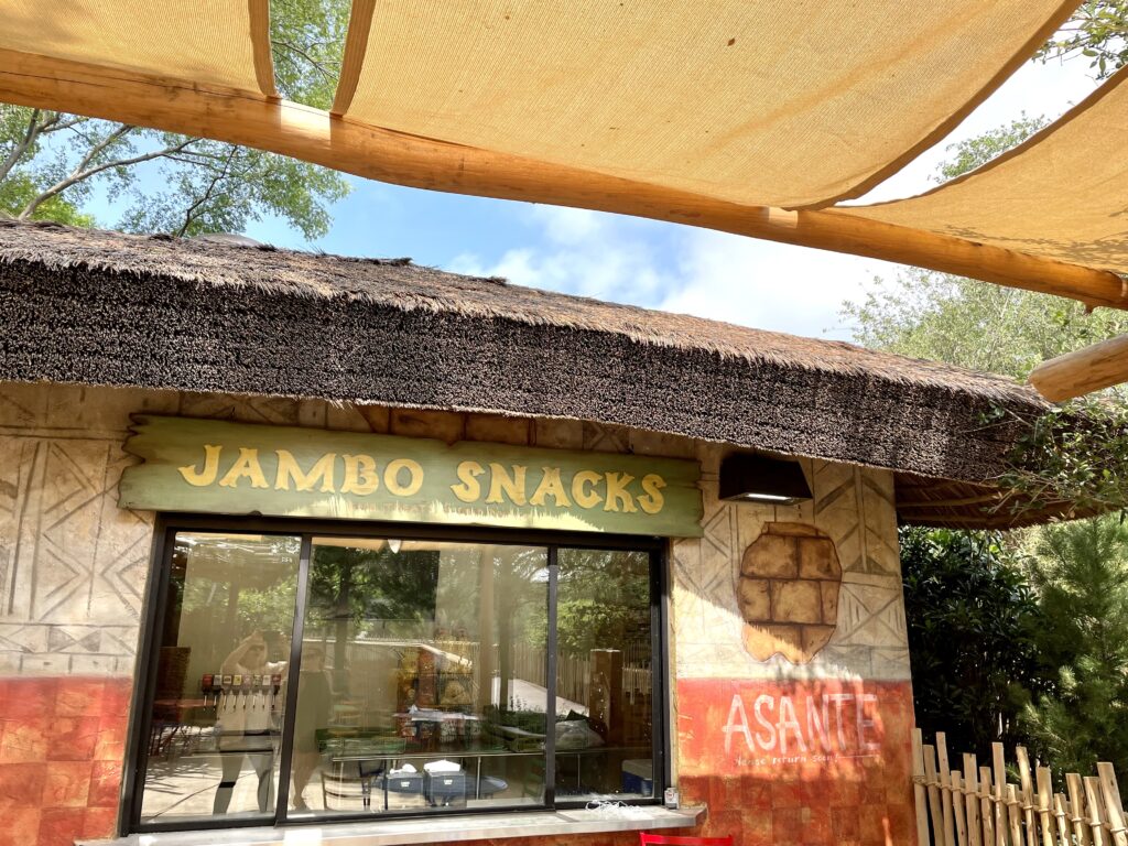 The new rest stop Jambo Snacks decorated by muralist Kristen Soble. (Photo by Courtney Dabney)