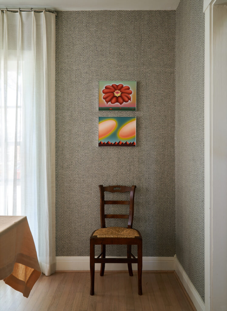 In the dining room, Phillip Jeffries grasscloth wallcovering. Ben Sanders
paintings from Ochi gallery. Antique Italian chair. (Photo by Pär Bengtsson)