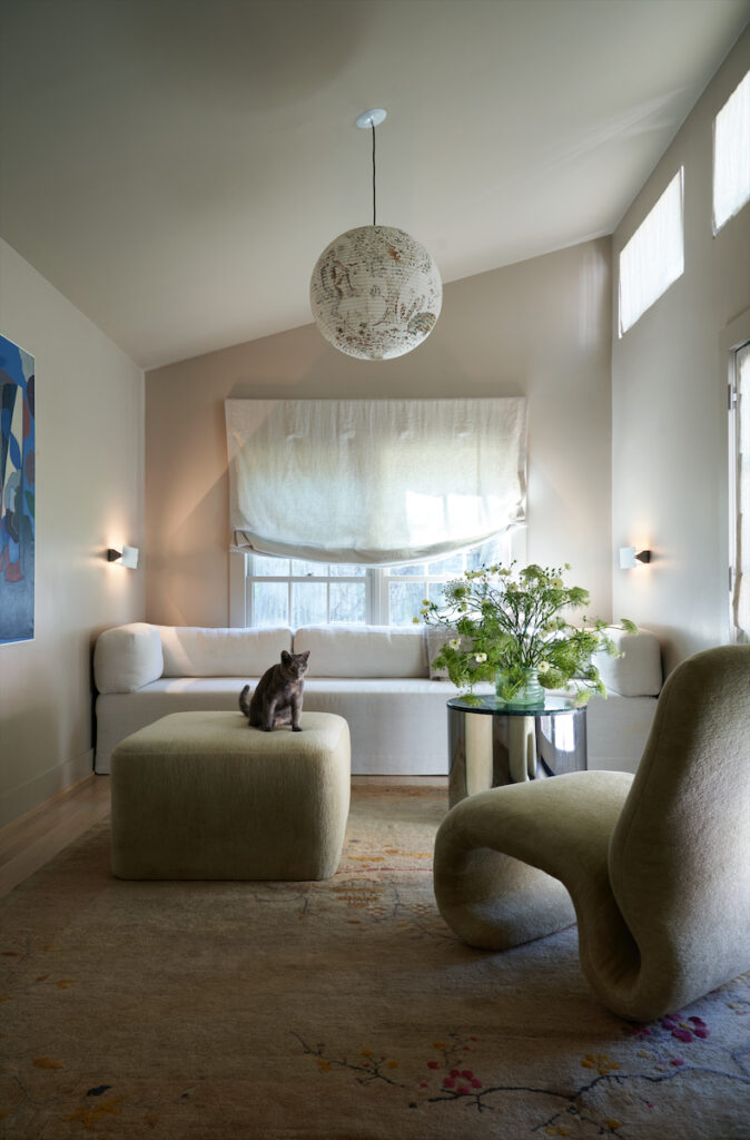 In the TV room, sofa designed by
Olivia Persia. 1960s Pierre Paulin Ribbon chair in Pierre Frey fabric. Noguchi lantern painted by artist Jaime Herrera. Art Deco Chinese carpet from Carol Piper Rugs. Chrome 1960s table from Reeves Art + Design. (Photo by Pär Bengtsson)