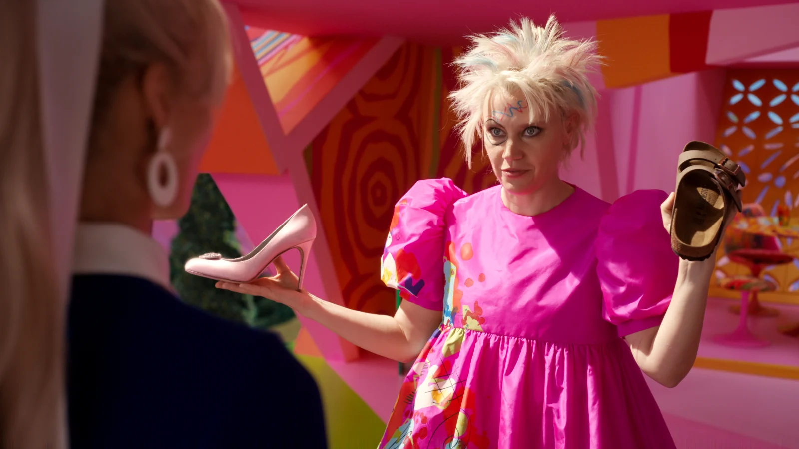 Kate McKinnon plays Weird Barbie in Greta Gerwig's <em>Barbie </em>(Courtesy of Warner Bros.)