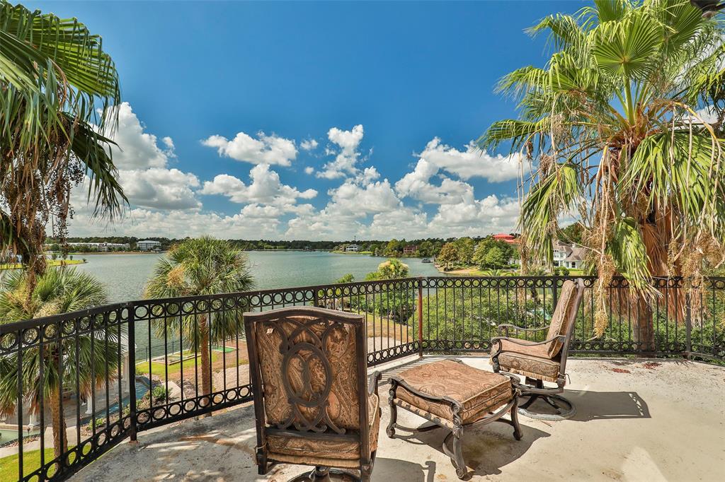 The view of the lake can be admired from multiple balconies. 