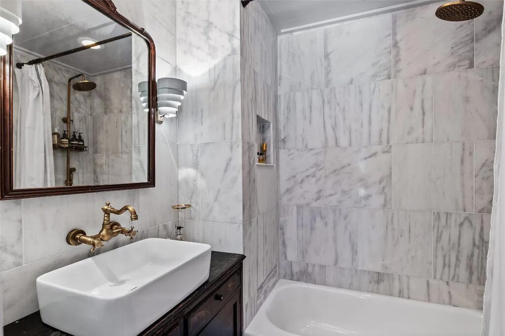 The secondary bedroom's bathroom.