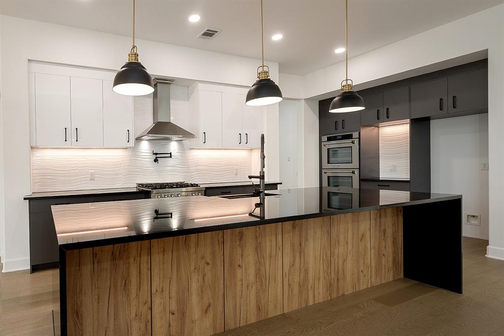 2008 Carriage Run's kitchen features up-to-date appliances, a large island, and sleek granite countertops. 