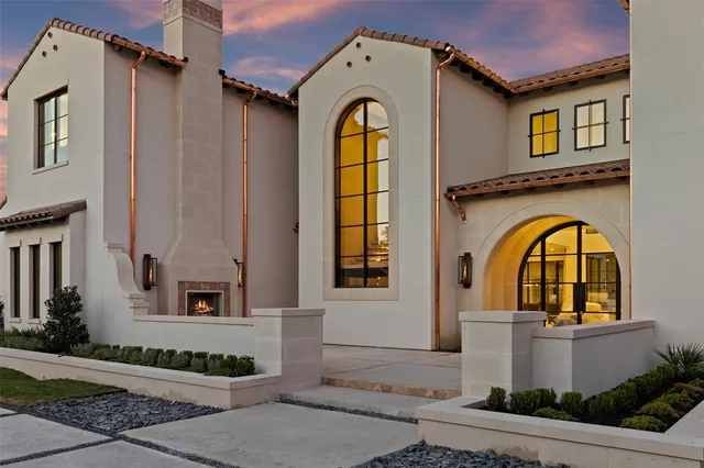 7239 Oak Valley - a modern entrance with a front courtyard and outdoor fireplace.