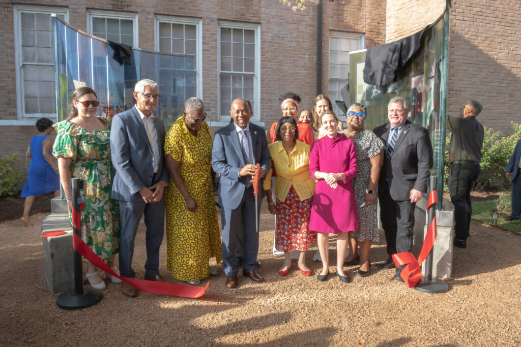 Mayor Sylvester Turner cuts the ribbon on the new Barbara Jordan monument, “The Meditative Space” by Houston artists Charisse Pearlina Weston and Jamal Cyrus (Photo by Ken Jones Photography/Dennis Rogers)
