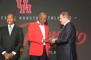 Simon Fletcher shared an induction moment with Jim Nantz on UH Hall of Honor night. (Photo by Eddy Matchette/Courtesy UH Athletics)