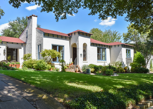 Hollywood Heights is known to have the largest collection of stone embellished Tudor cottages in the nation. 