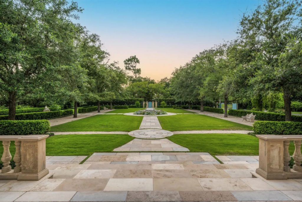 The expansive front lawn at 3630 Willowick in River Oaks.  (Photo by Patrick Bertolino for Martha Turner Sotheby’s International Realty)