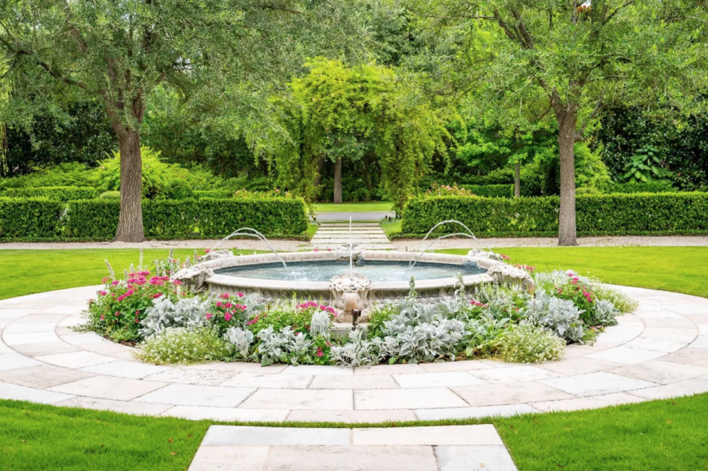 Fountain at the entry to the home at 3630 Willowick inRiver Oaks. (Photo by Patrick Bertolino for Martha Turner Sotheby’s International Realty)