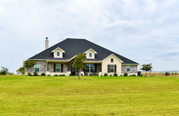 North of the city, Van Alystyen is located to the east and west of US-75, right between McKinney and Sherman.