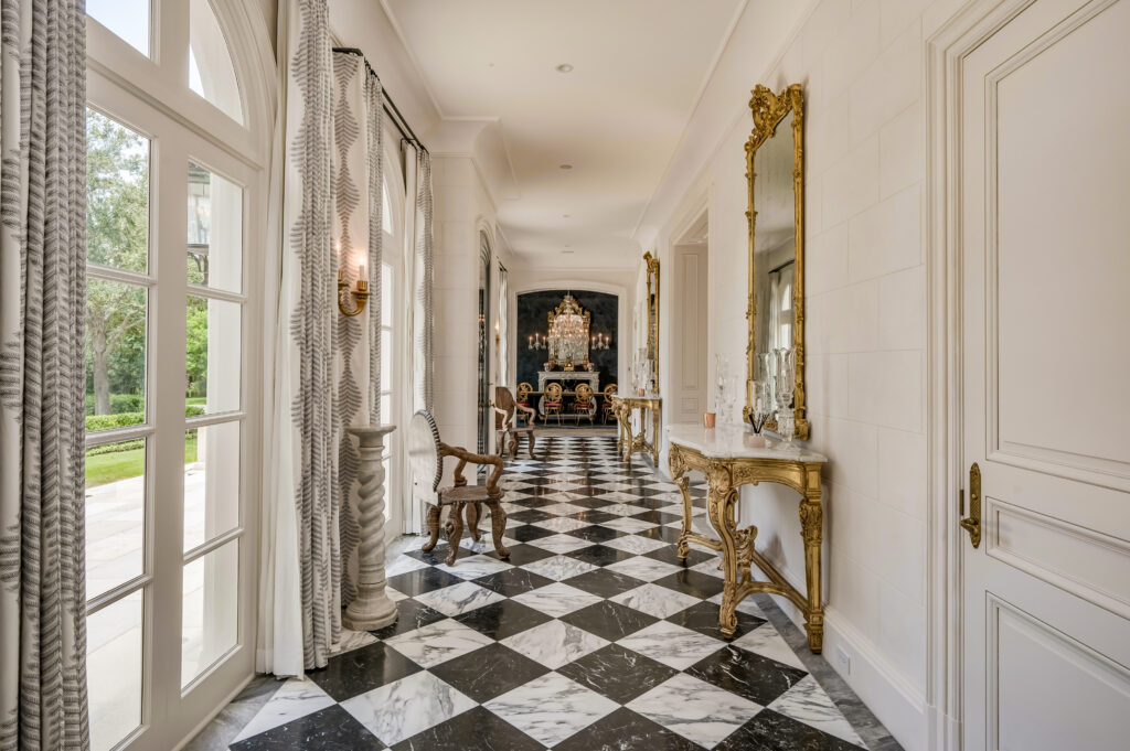 The grand foyer at 3630 Willowick in River Oaks. (Photo by Patrick Bertolino for Martha Turner Sotheby’s International Realty)