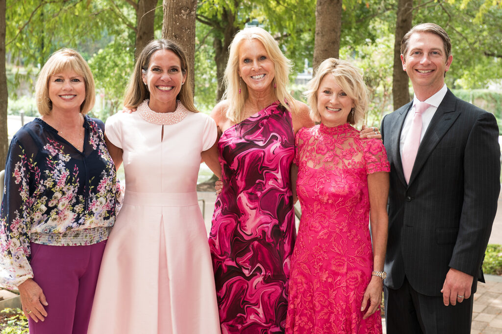 (L to R) Ruth Hiller, past In the Pink of Health co-chair, Patti Jorgensen, 2023 event co-chair, Elin Hildebrand, guest speaker, Michelle Leary, 2023 event co-chair with Justin Kendrick, Sr. Vice President and CEO Memorial Hermann The Woodlands and Memorial Hermann Northeast Hospital.