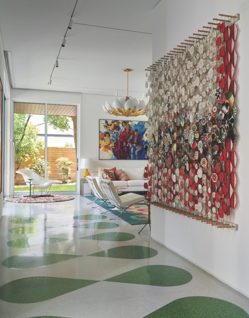 Looking towards the library are Jacob Hashimoto’s
Japanese kite piece, Eames La Chaise chair, vintage Barcelona chairs, 1970s family
portrait by Doyle Chappell. Ferguson chandelier. (Photo by Pär Bengtsson)