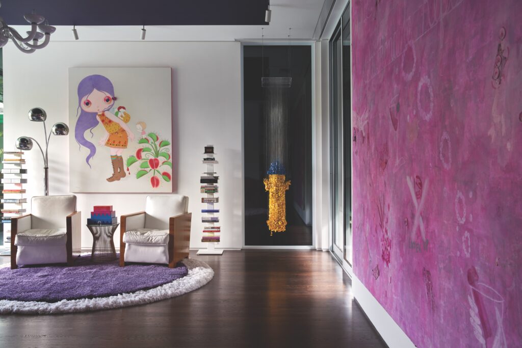 A Nina Pandolfo painting. Vintage Italian leather and wood chairs, Warren Platner side table, vintage arc lamp, Venetian Murano glass chandelier. (Photo by Pär Bengtsson)