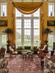 516 PeterPennoyerArchitects_CityCountry_ArtsAndCraftsEstateInOhio_LivingRoom_Pg144_creditEricPiasecki