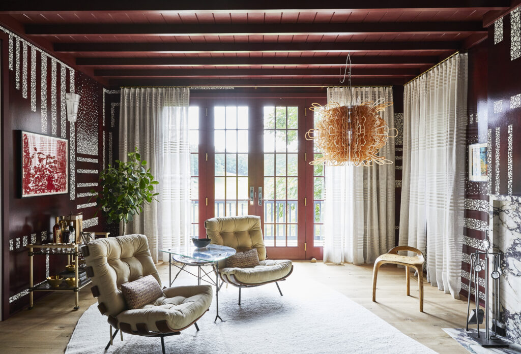 The slatted backs of mid-century Brazilian lounge chairs by Martin Eisler echo a geometric motif that recurs throughout this space in the Galerie Show House, designed by Sara Story. (Photo by Genevieve Garruppo) 
